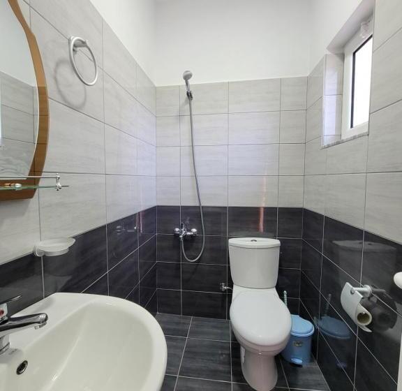اتاق لوکس, Vila Geri