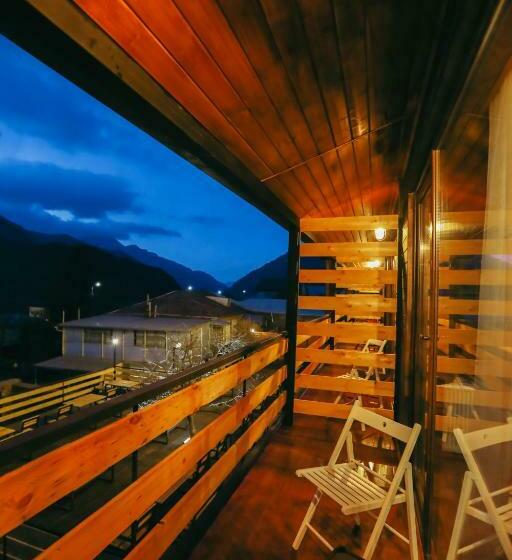 سوییت با چشم‌انداز کوه, Wooden Hotel Kazbegi