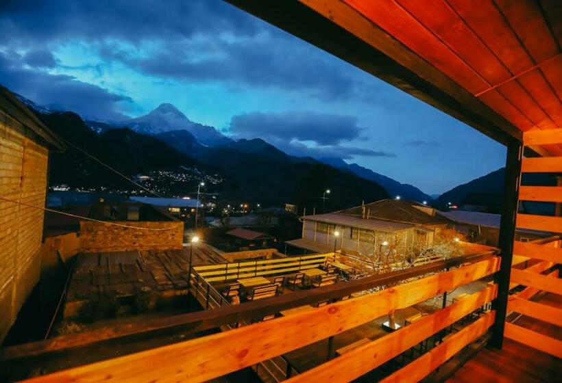سوییت با چشم‌انداز کوه, Wooden Hotel Kazbegi