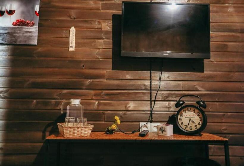 سوئیت جونیور با چشم‌انداز کوهستان, Wooden Hotel Kazbegi