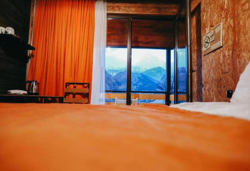 سوئیت جونیور با چشم‌انداز کوهستان, Wooden Hotel Kazbegi