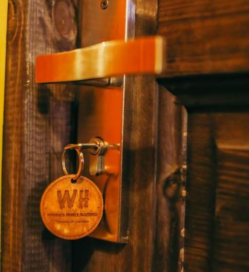 سوئیت جونیور با چشم‌انداز کوهستان, Wooden Hotel Kazbegi