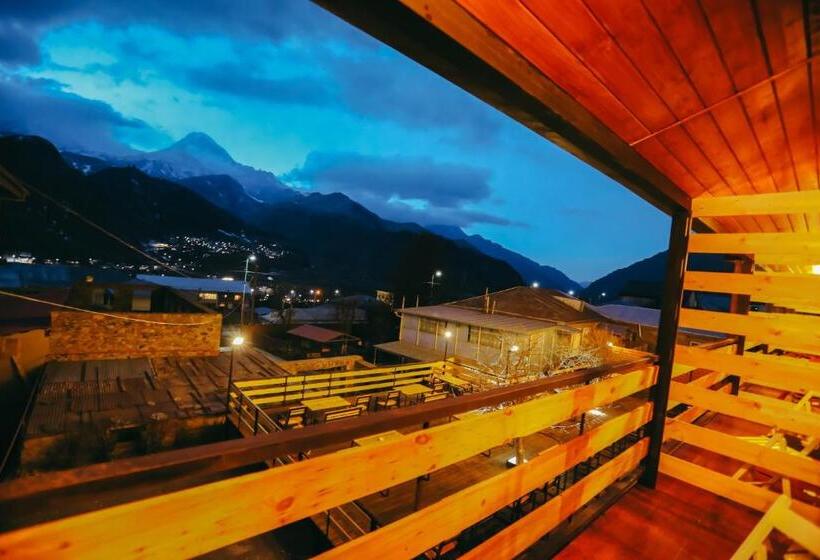 سوئیت جونیور با چشم‌انداز کوهستان, Wooden Hotel Kazbegi
