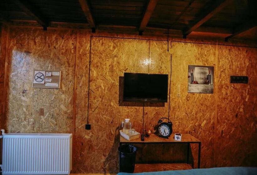 سوئیت جونیور با چشم‌انداز کوهستان, Wooden Hotel Kazbegi