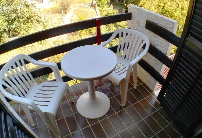 اتاق استاندارد سه تخته با چشم‌انداز باغ, Guesthouse Obala