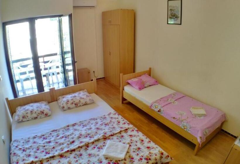 اتاق استاندارد سه تخته با چشم‌انداز باغ, Guesthouse Obala