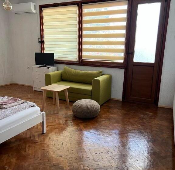 Апартаменты 1 Спальня, White Guest House 2