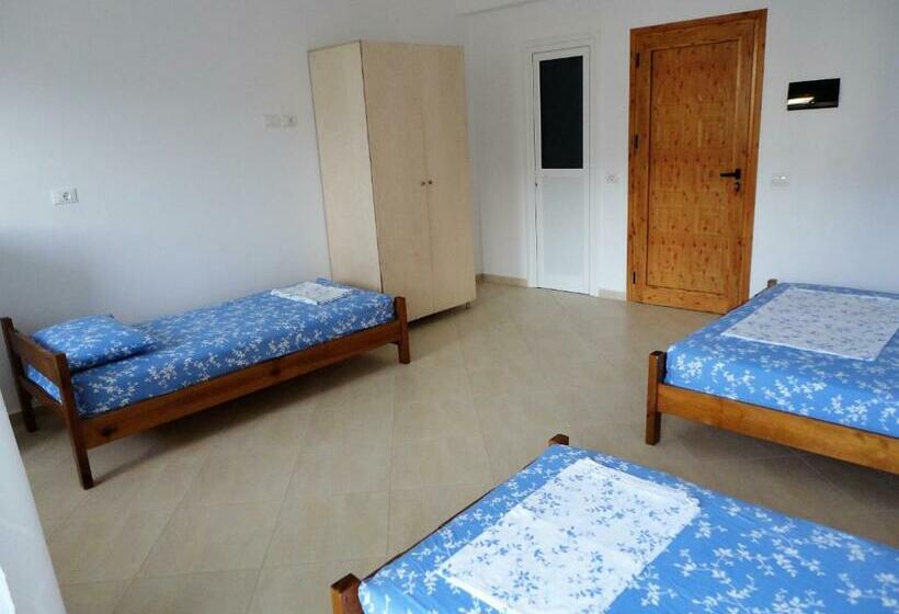 Четырехместный Номер Стандарт Вид на Сад, Spiro Guest House