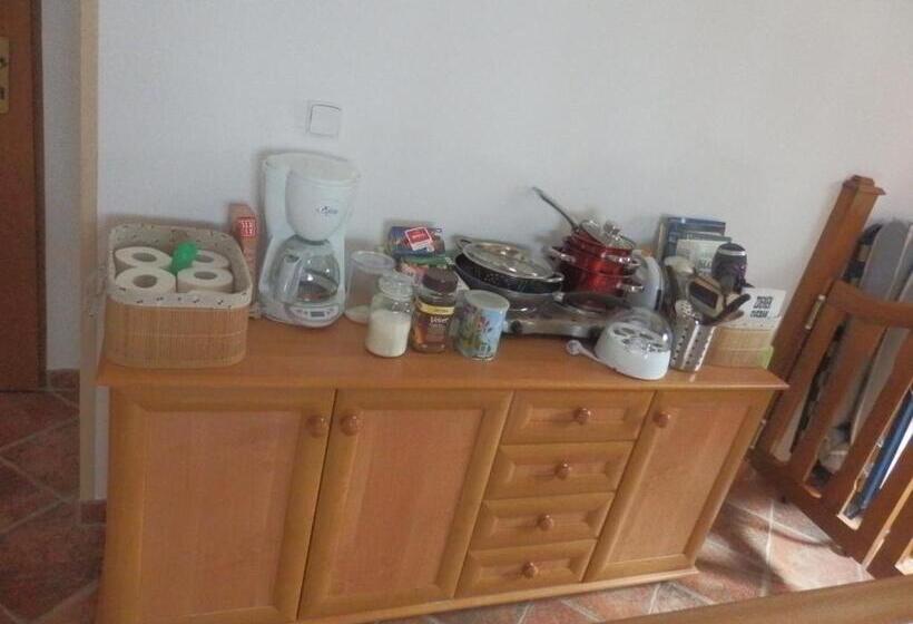 سوئیت با چشم‌انداز رودخانه, Pension Cortina