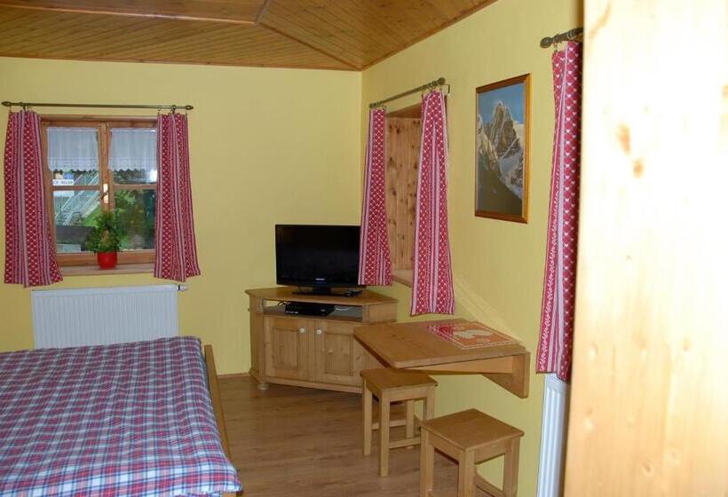 سوییت با چشم‌انداز کوه, Pension Cortina