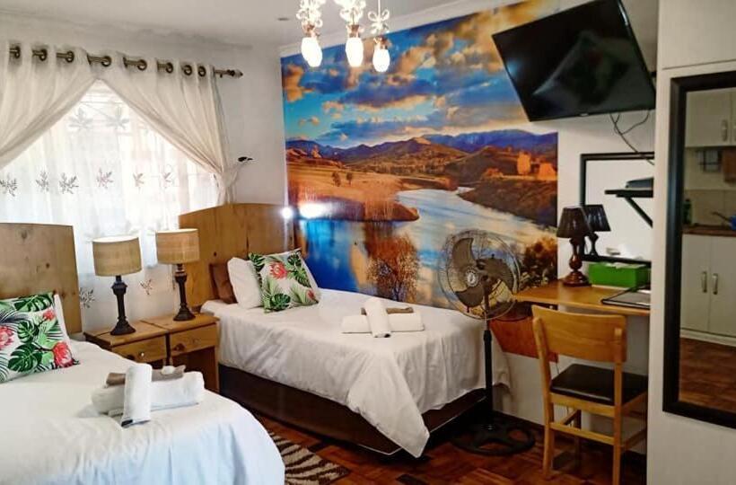 اتاق لوکس با چشم‌انداز استخر, Queensburgh B&b Or Self Catering