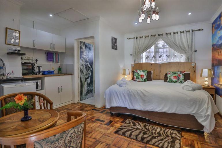 اتاق لوکس با چشم‌انداز استخر, Queensburgh B&b Or Self Catering