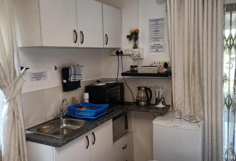 اتاق لوکس با چشم‌انداز استخر, Queensburgh B&b Or Self Catering