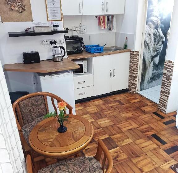 اتاق لوکس با چشم‌انداز استخر, Queensburgh B&b Or Self Catering