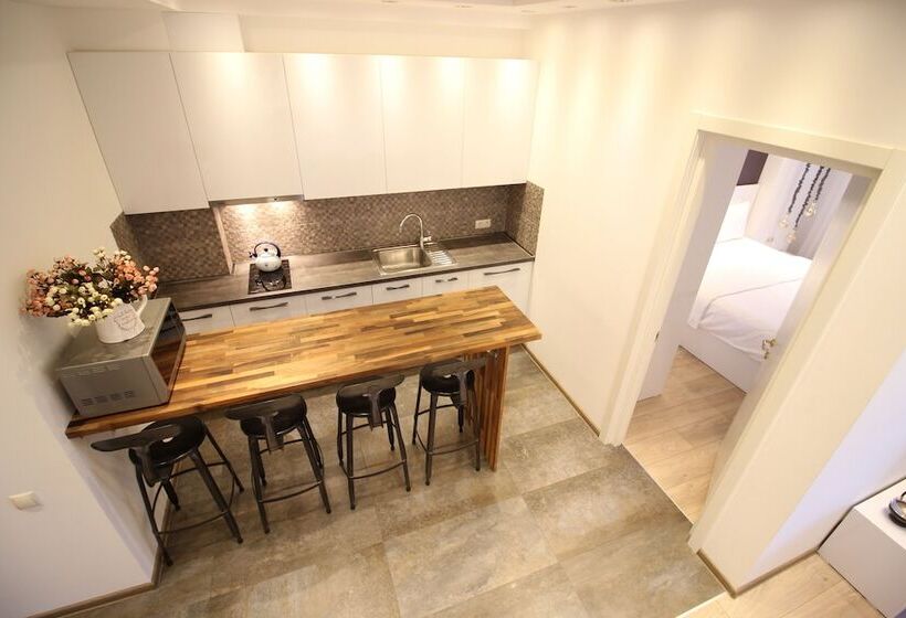 سوییت سوپریور, Superior Apartments