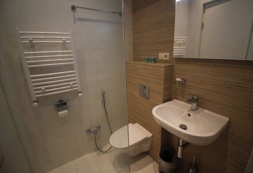 سوییت سوپریور, Superior Apartments