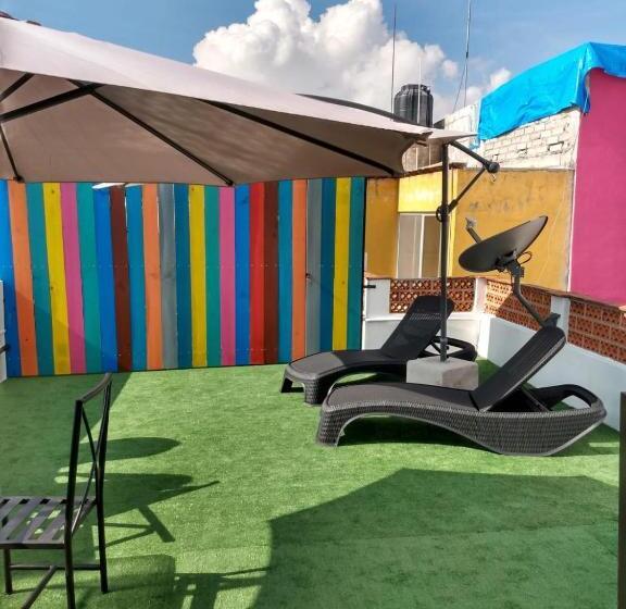 اتاق استاندارد با سرویس بهداشتی مشترک, La Catrina Hostel