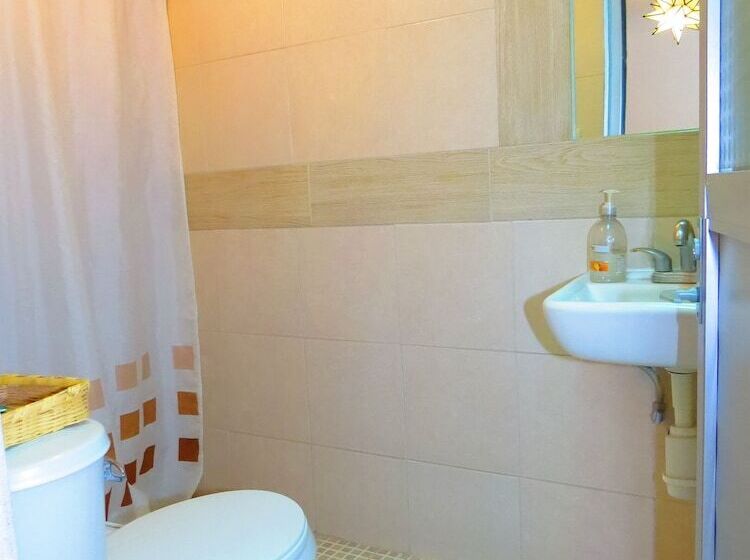 اتاق استاندارد با سرویس بهداشتی مشترک, La Catrina Hostel
