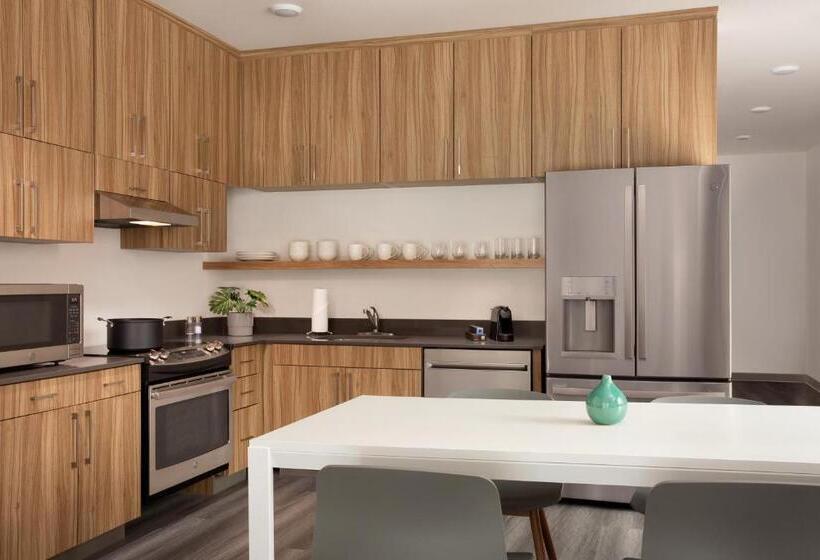 דירת שלושה חדרים, Yotelpad Park City