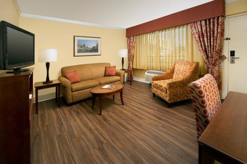 스위트, Park Lane Suites & Inn