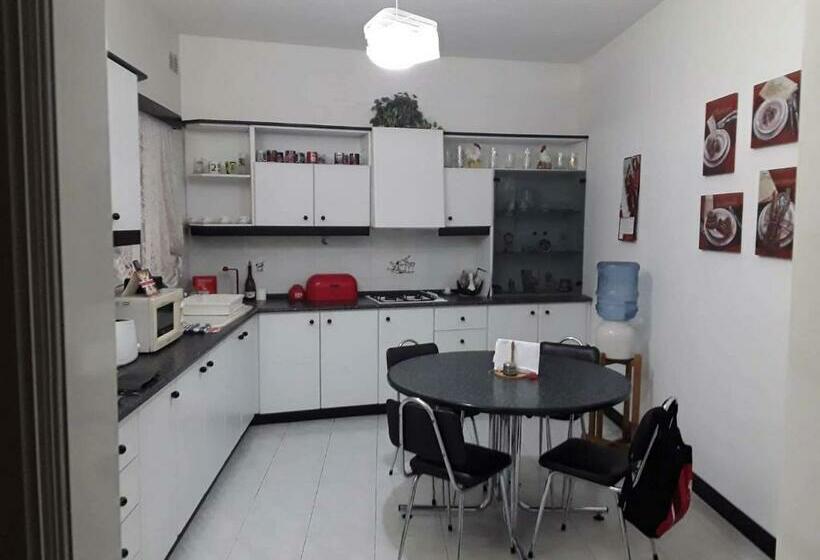 اتاق خانوادگی, Room In Apartment   Very Bright Well Kept Apartment