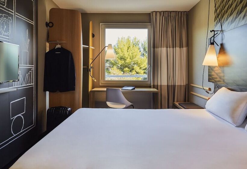 اتاق استاندارد با چشم‌انداز استخر, Ibis La Ciotat