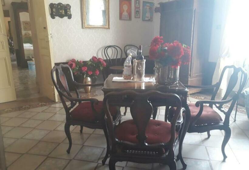 اتاق لوکس, Casato Lioy