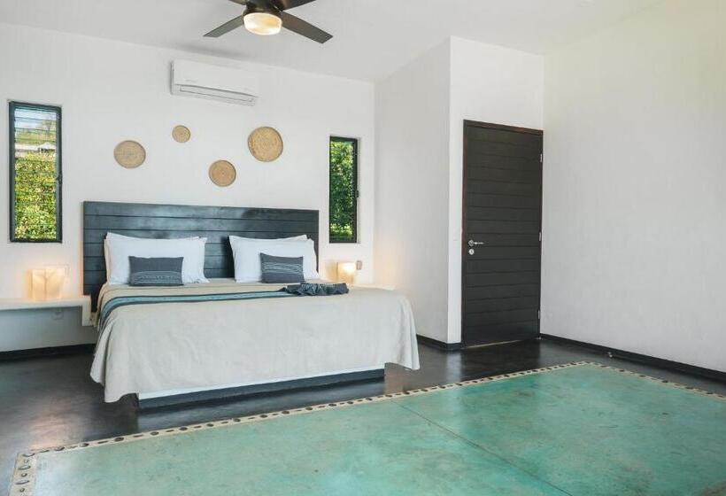 스위트 킹사이즈 침대, Manta Raya Hotel   Right On The Beach
