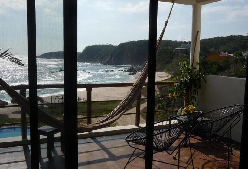 스위트 킹사이즈 침대, Manta Raya Hotel   Right On The Beach