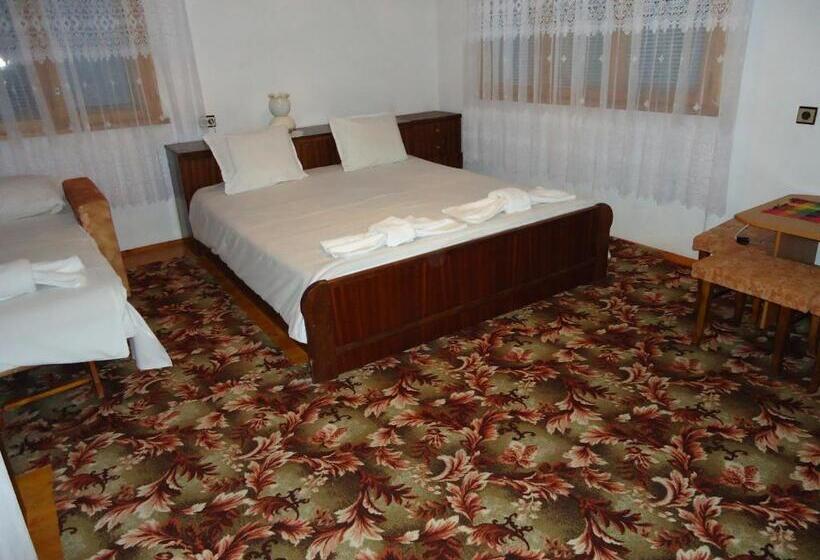 Номер Стандарт Трехместный, Guest House Ahp