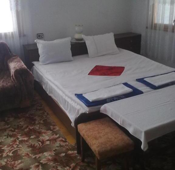 Номер Стандарт Трехместный, Guest House Ahp