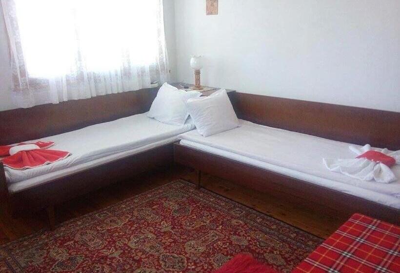 Номер Стандарт Трехместный, Guest House Ahp