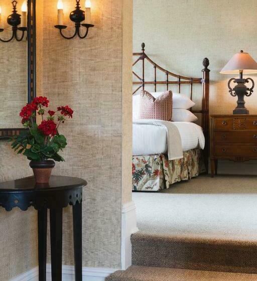 מיטת קינג בסוויטה, Inns Of Aurora Resort & Spa