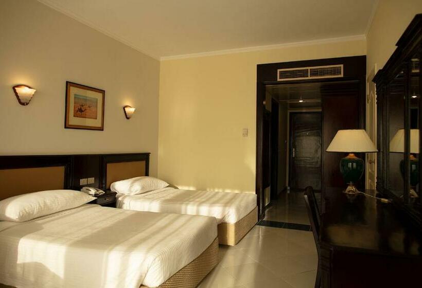 اتاق استاندارد با چشم‌انداز استخر, Grand Oasis Resort