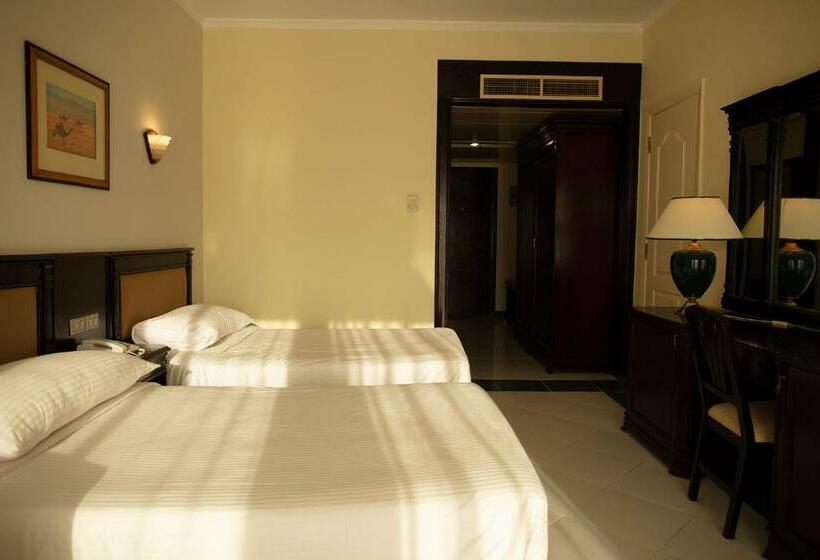 اتاق استاندارد با چشم‌انداز استخر, Grand Oasis Resort