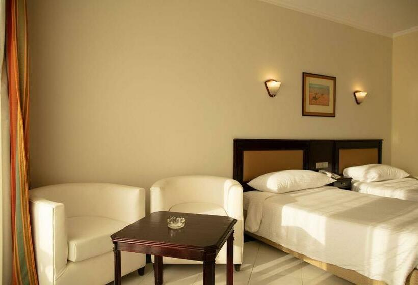 اتاق استاندارد با چشم‌انداز استخر, Grand Oasis Resort