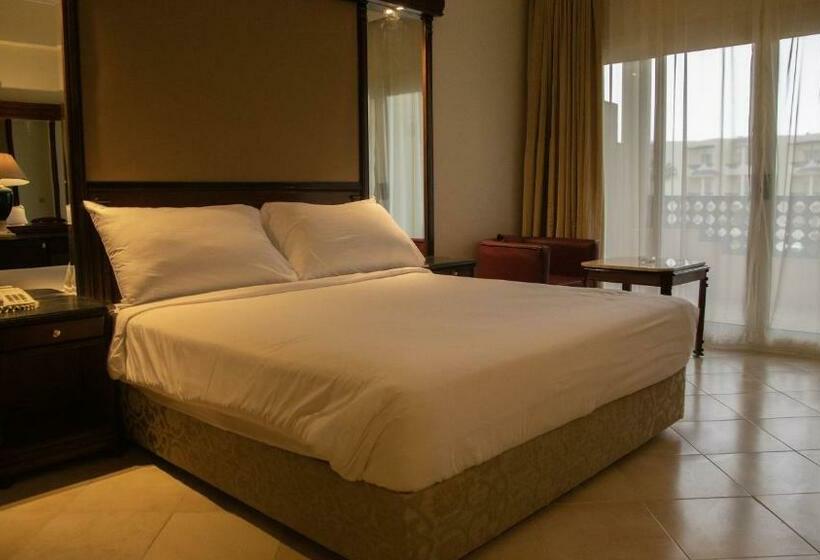سوییت با چشم‌انداز استخر, Grand Oasis Resort