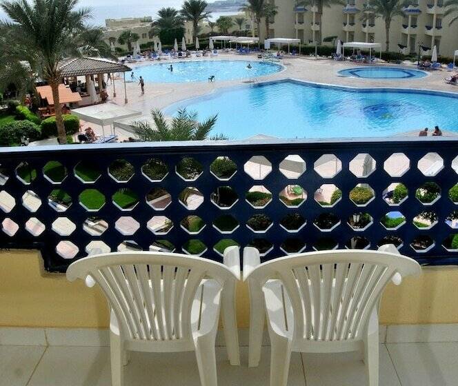 اتاق استاندارد با چشم‌انداز استخر, Grand Oasis Resort