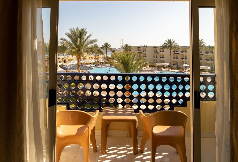 اتاق استاندارد با چشم‌انداز استخر, Grand Oasis Resort