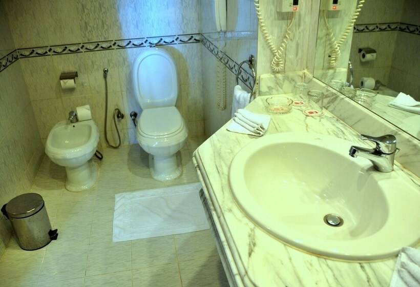 اتاق استاندارد با چشم‌انداز استخر, Grand Oasis Resort