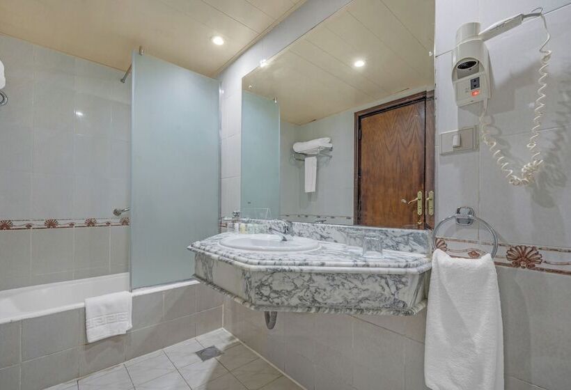 اتاق استاندارد با چشم‌انداز دریا, Grand Oasis Resort