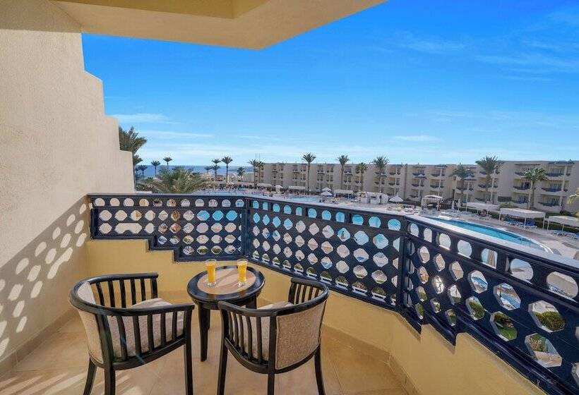 سوییت با چشم‌انداز استخر, Grand Oasis Resort