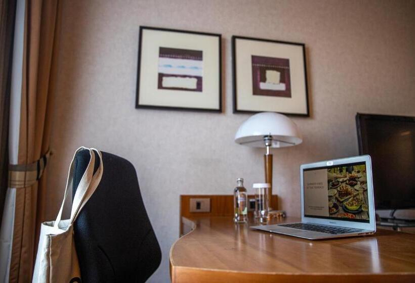اتاق استاندارد با تخت دوبل و چشم‌انداز پارک, Crowne Plaza Brussels Airport, An Ihg