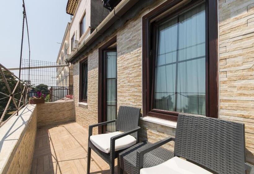 اتاق لوکس با بالکن, Naz Wooden House Inn