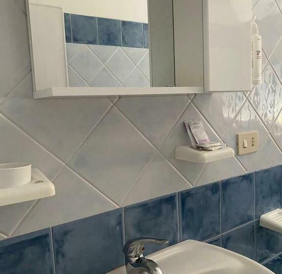 Трехместный Номер Стандарт с Балконом, B&b Kamaraton