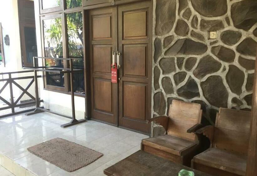 Номер Deluxe, Rumah Saga