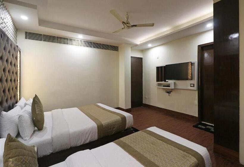 디럭스 트리플 룸, Mannat International By Mannat
