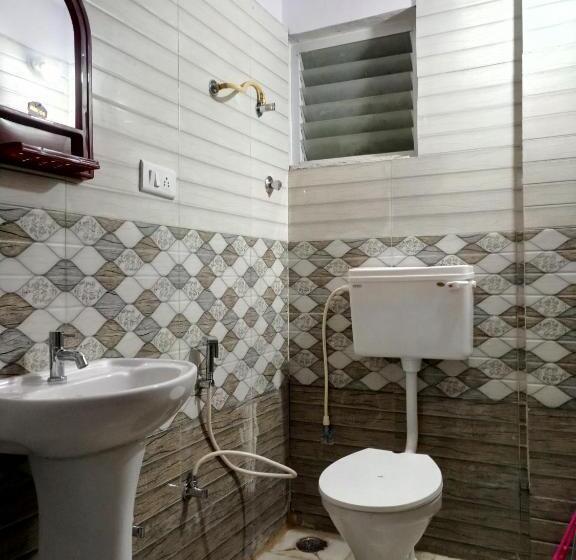 Economy Triple Room, Sahara Inn