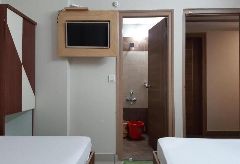 Economy Triple Room, Sahara Inn