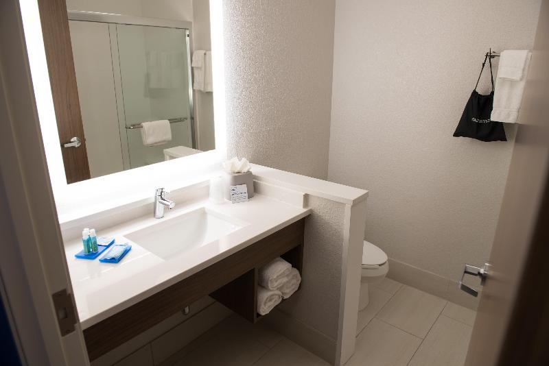 Номер Стандарт Адаптированный для Инвалидов, Holiday Inn Express & Suites Dayton North   Vandalia, An Ihg